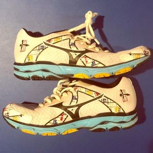 Size 9.5 Mizuno wave inspire